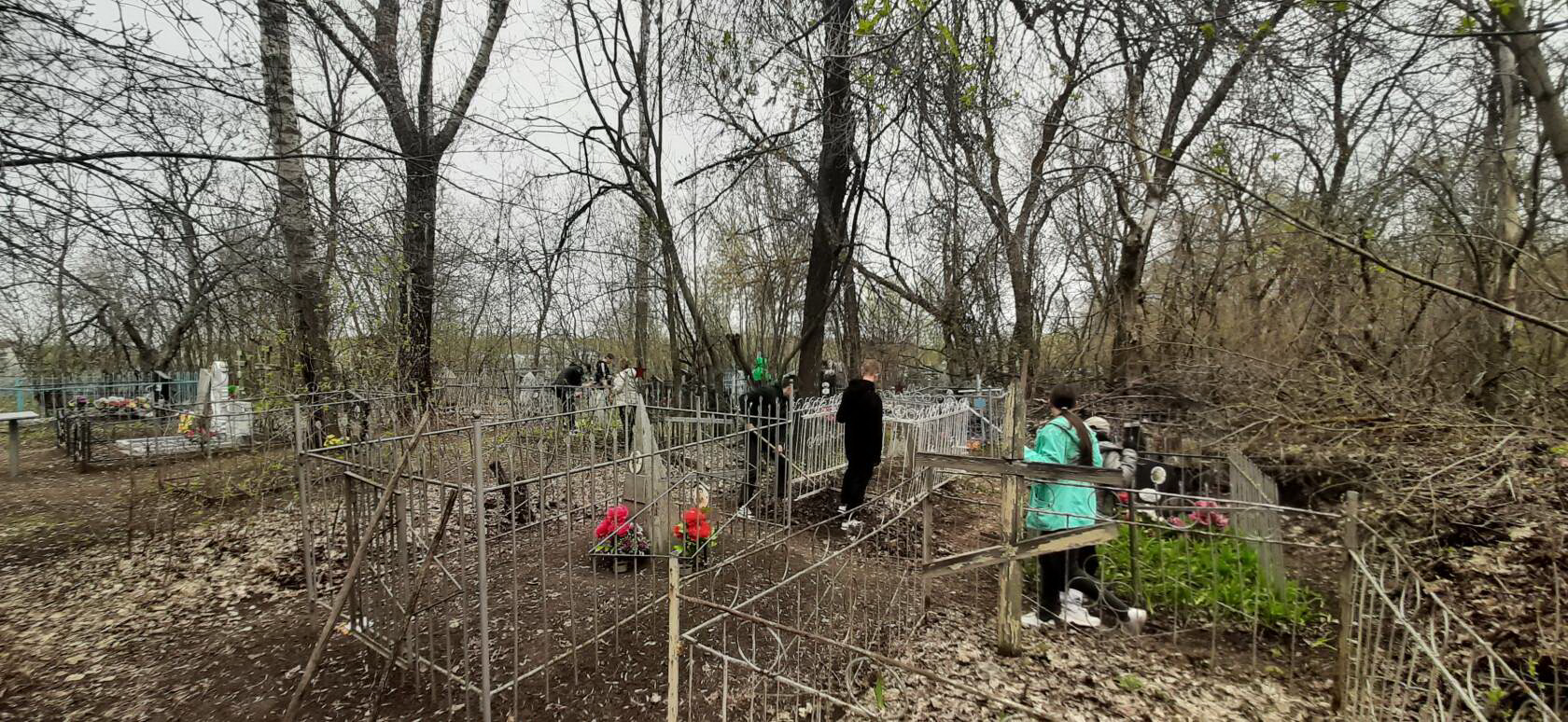 Можно ли убирать могилы на благовещение. Кладбище в с Святославке. Убранная могила.