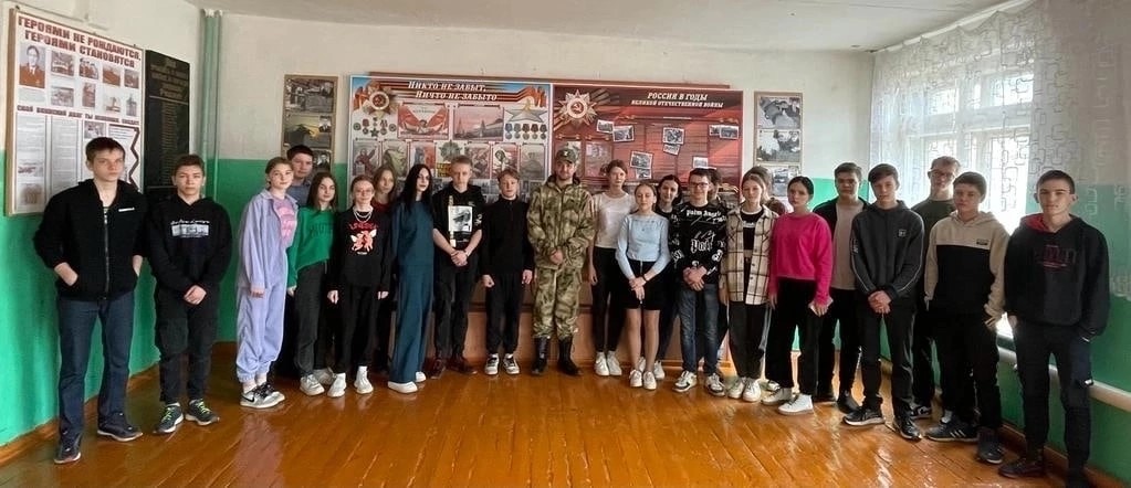 Учитель участник сво. Луганские школьники встречают солдат сво.