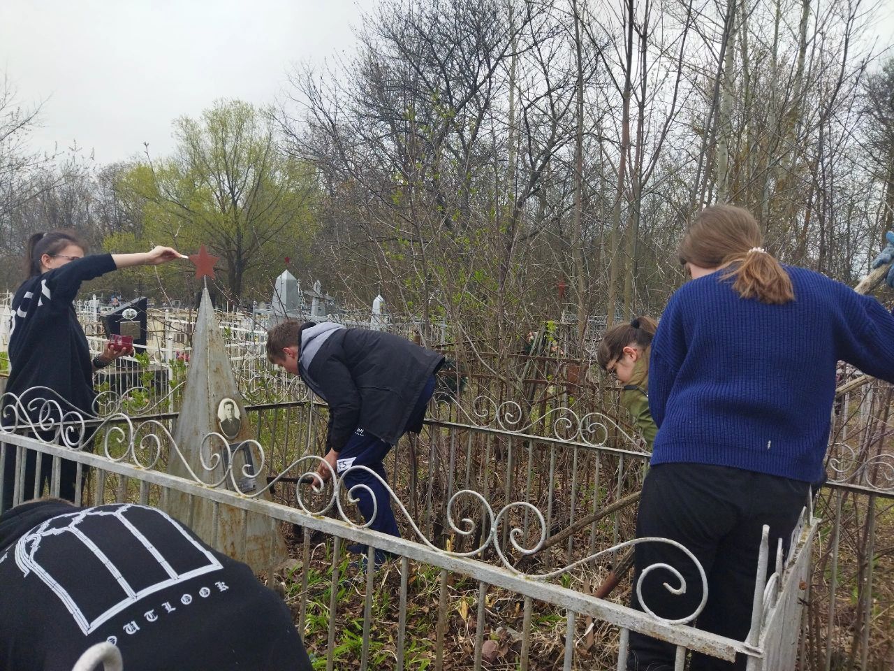 Погода святославка белгородская область. Кладбище в с Святославке. Святославка кладбище Слюсаренко. Святославка Ариша Транденок увакртира3.