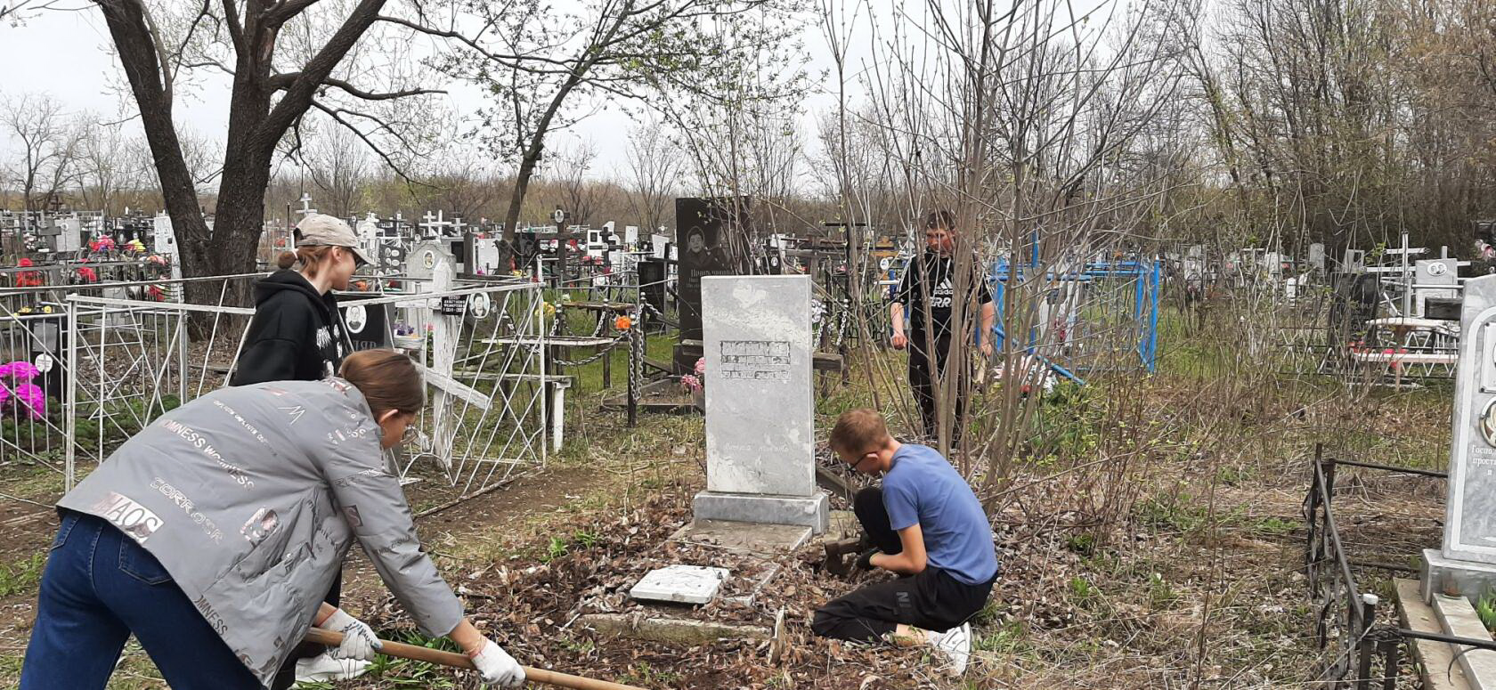 Убрать могилу родственника. Могилы. Кладбище в с Святославке. Акция по уборке могил ветеранов ВОВ.