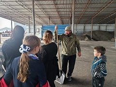 В Полтавке школьники познакомились с местным сельхозпредприятием