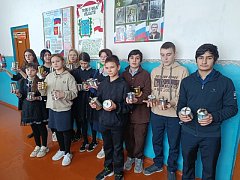 Учащиеся Полтавской школы изготовили окопные свечи 