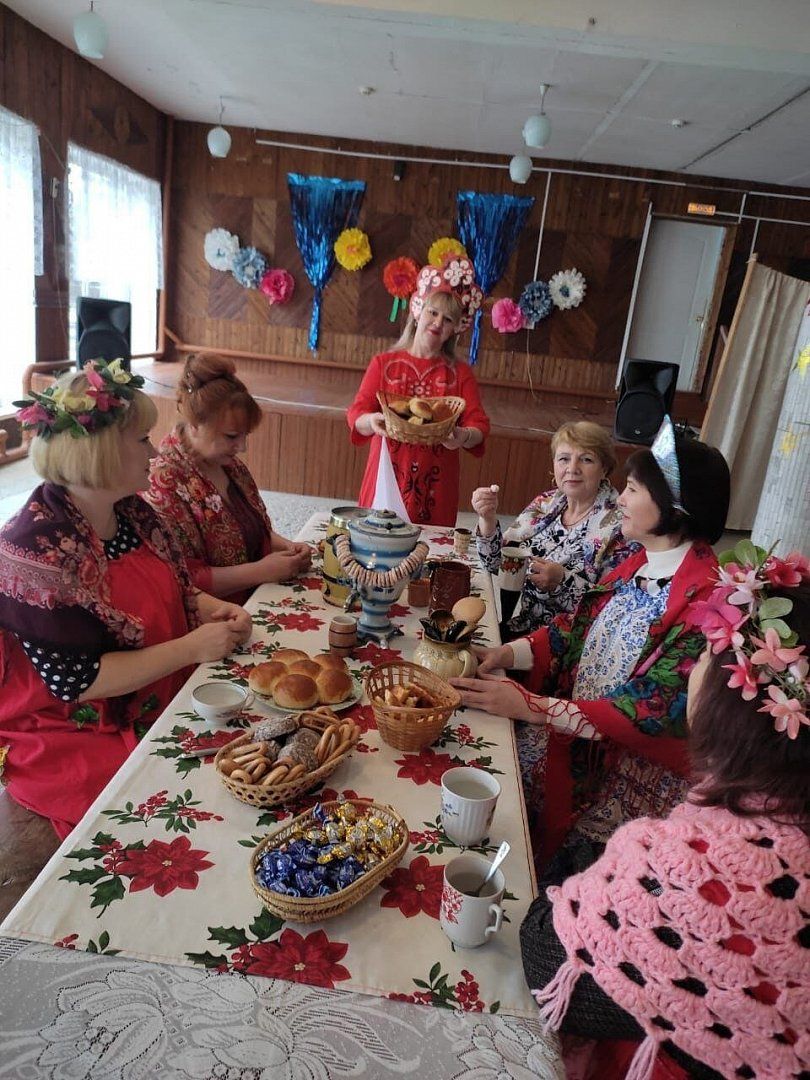 В Краснознаменском сельском доме культуры прошли фольклорные посиделки: и  песни пели, и хороводы водили, и чай за самоваром пили — «Земля  Самойловская», новости Самойловского района