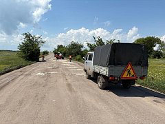 Коллектив фермерского хозяйства в с. Красавке провел ямочный ремонт автодороги