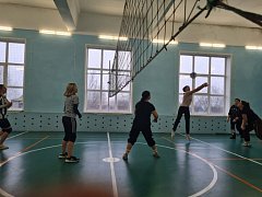 На волейбольной площадке соревновались мамы и дочки