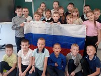 Школьники из Самойловки получили от бойцов подарок – флаг России