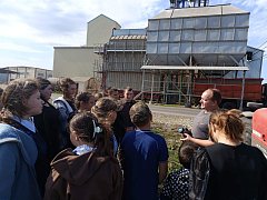 В Полтавке школьники познакомились с местным сельхозпредприятием