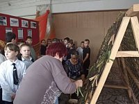 Волонтеры вместе со школьниками плели сети для бойцов