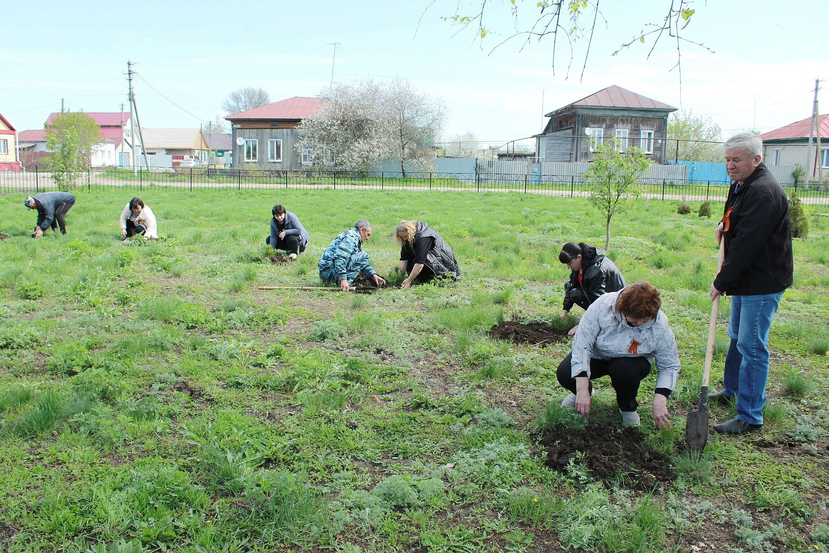 Детдомовцы сажают сад. 810:12 с пояснениями. В саду посадили 96 яблонь условие. В саду 42 яблони груш в 3 раза меньше. Сад с яблонями задача.