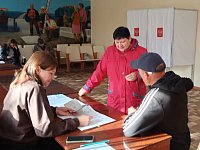 Избиратели приходят на участок с хорошим настроением