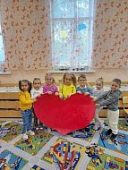 «Непоседы» из «Ромашки» сделали открытки для родных