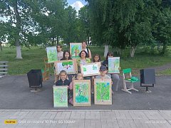 Юные художники рисовали картины на природе