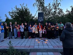 В Николаевке жители села собрались  памятника землякам-героям