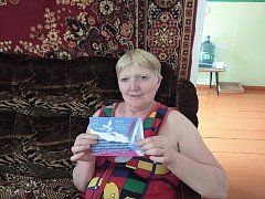 Жителям п. Красного вручили ленточки в цвете российского флага