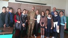 Боец нашел время встретиться со школьниками