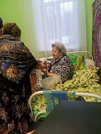 Получателей социальных услуг поздравили со Старым новым годом и вручили сладкие подарки