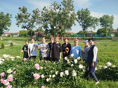 Подростки помогают в благоустройстве поселка