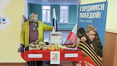 Жители Святославского МО связали перчатки и носки для бойцов