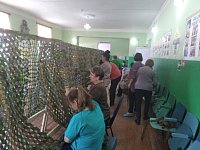 В Красавке общественники плетут маскировочные сети для отправки в зону СВО