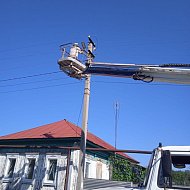Работники коммунального хозяйства благоустраивают поселок