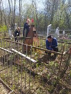 Волонтеры отряда «Надежда» убрали могилы ветеранов войны