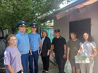 Прокуратура Самойловского района поздравила детей из социально незащищённых семей с наступающим Днём знаний