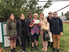 Святославские волонтеры поздравили ветеранов школы с Днем учителя