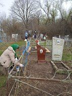 Добровольцы из Краснознаменского убрали заброшенные могилы