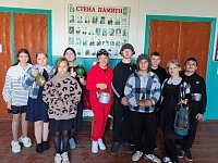 Школьники из Полтавки побывали в мини-музее, где примерили фуражку, прошлись с коромыслом