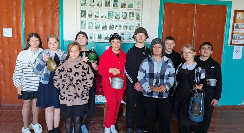 Школьники из Полтавки побывали в мини-музее, где примерили фуражку, прошлись с коромыслом