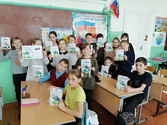 «С теплом из дома» - коллектив Святославской школы собрал теплые вещи для участников СВО