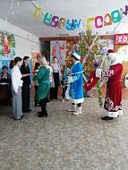 В Николаевской школе побывали в гостях Дед Мороз и Снегурочка