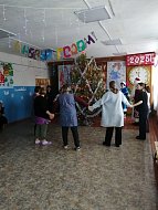 В Николаевской школе побывали в гостях Дед Мороз и Снегурочка