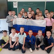 Школьники из Самойловки получили от бойцов подарок – флаг России