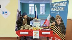 Жители Святославского МО связали перчатки и носки для бойцов