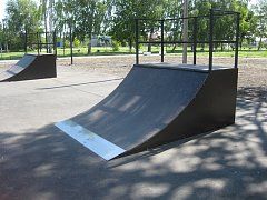 Для спортивной и активной молодежи района в центральном парке Самойловки установлена скейт-площадка
