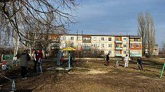 Жители многоквартирных домов в с. Святославке навели порядок на детской площадке