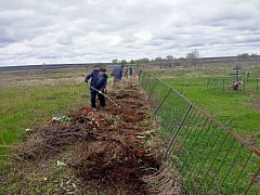 В с. Воронино прошел субботник на кладбище