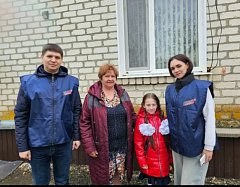 Молодогвардейцы поздравили ветеранов муниципальной службы