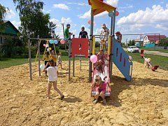 В Самойловке появилась еще одна детская игровая площадка 