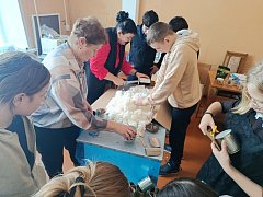 Учащиеся Полтавской школы изготовили окопные свечи 