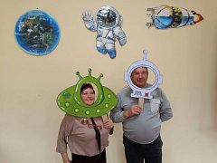 Фото – на фоне космических декораций