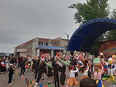 "Победный май": на Красной площади Самойловки прошел праздничный концерт