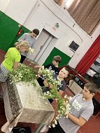 В Еловатском СДК прошел мастер-класс по плетению венка из ромашек 