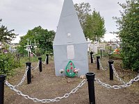 Школьники навели порядок на братской могиле