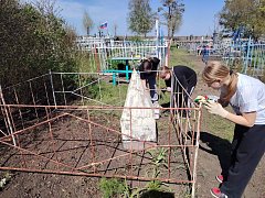Школьники и учителя убрали территорию у памятного креста