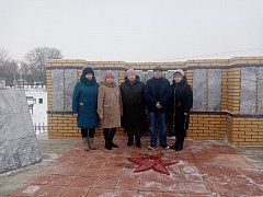 В Красавке общественность возложила цветы у памятника участникам Великой Отечественной войны