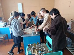 Учащиеся Полтавской школы изготовили окопные свечи 