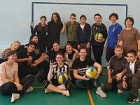 На волейбольной площадке соревновались мамы и дочки