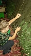Четырехлетний волонтер из Песчанского МО плетет сети для бойцов